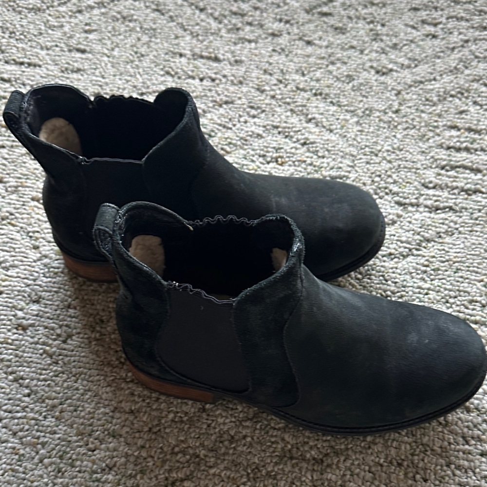 UGG Black Ankle Boots with sheepskin lining throughout!